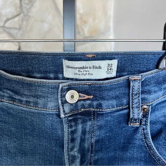 Abercrombie & Fitch Ultra High Rise Stretch Flare Jean - Picture 3 of 4